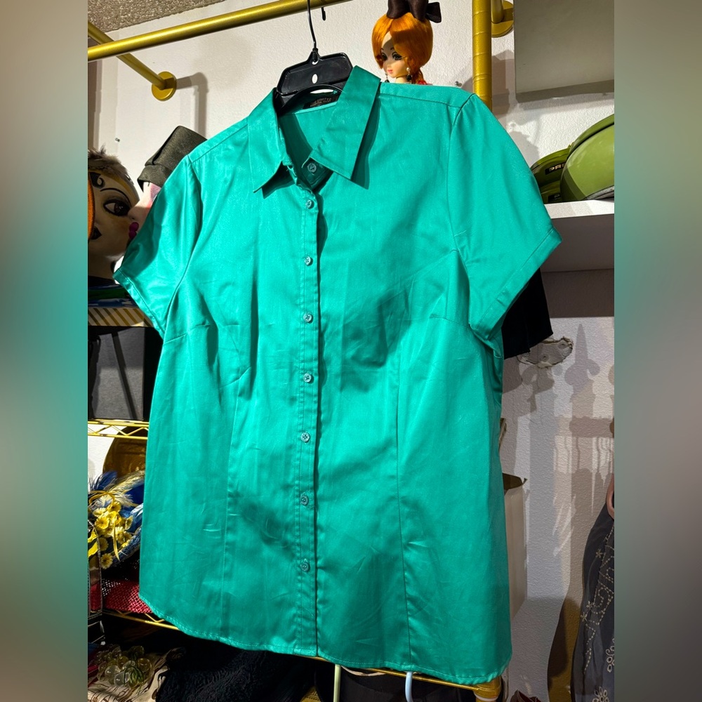 264 // The Limited Essential Shirt // XL